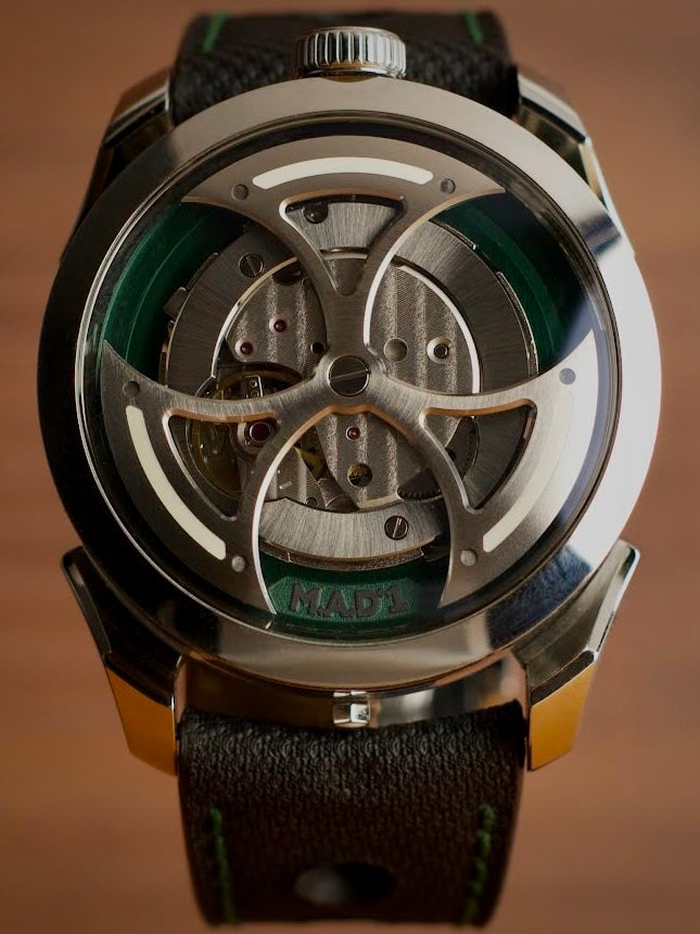 MB&F MAD 1 verte de 2023, limitée à 1 500 exemplaires, rotor central apparent sur le dessus du boîtier de 42 mm