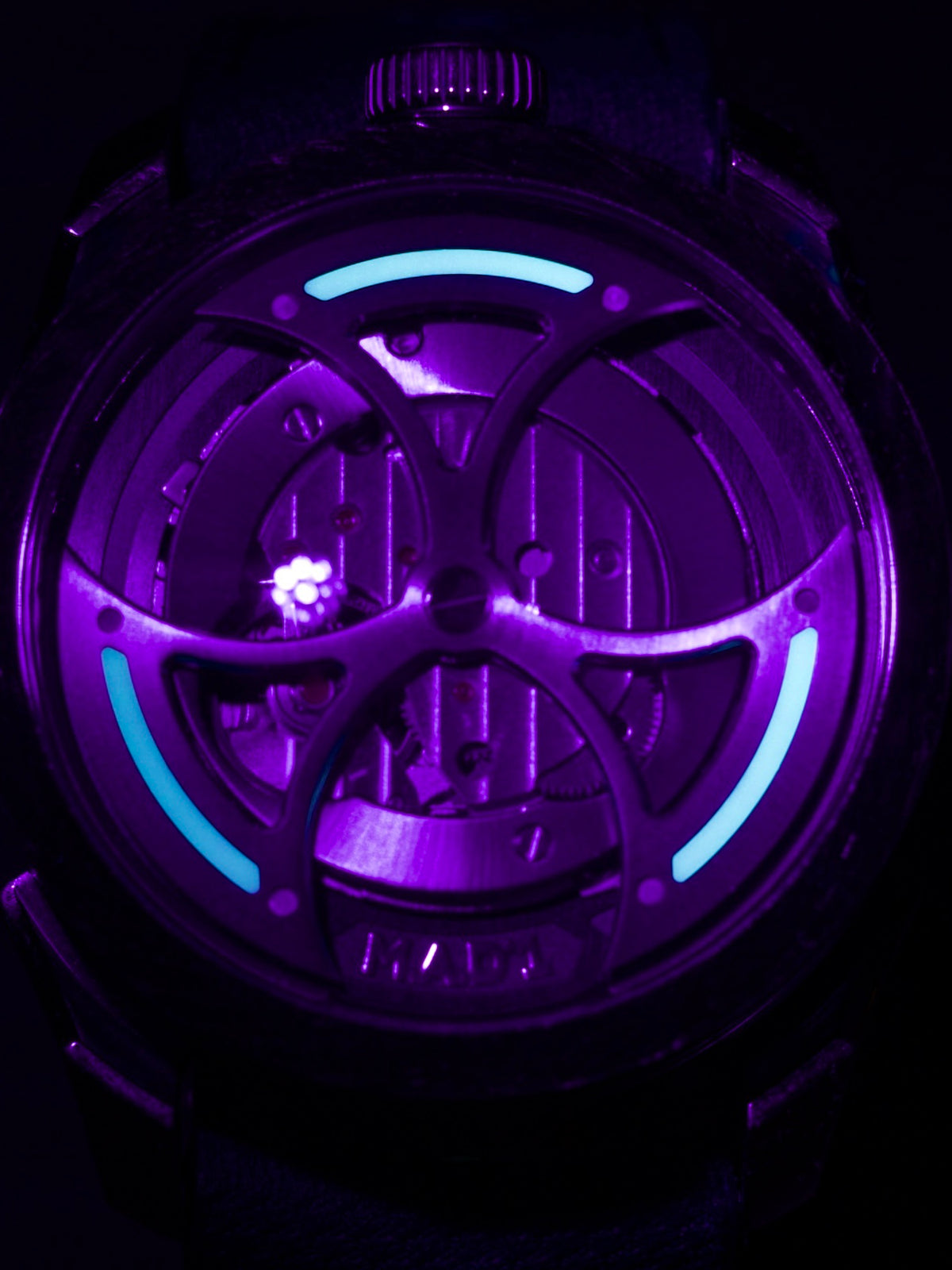 MB&F MAD 1 dans le noir, rotor et index luminescents