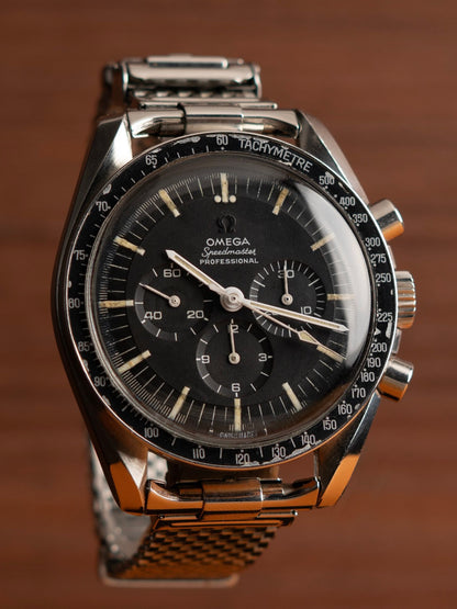 Omega Speedmaster 145.012 vue de trois quarts, cornes lyre et lunette tachymétrique