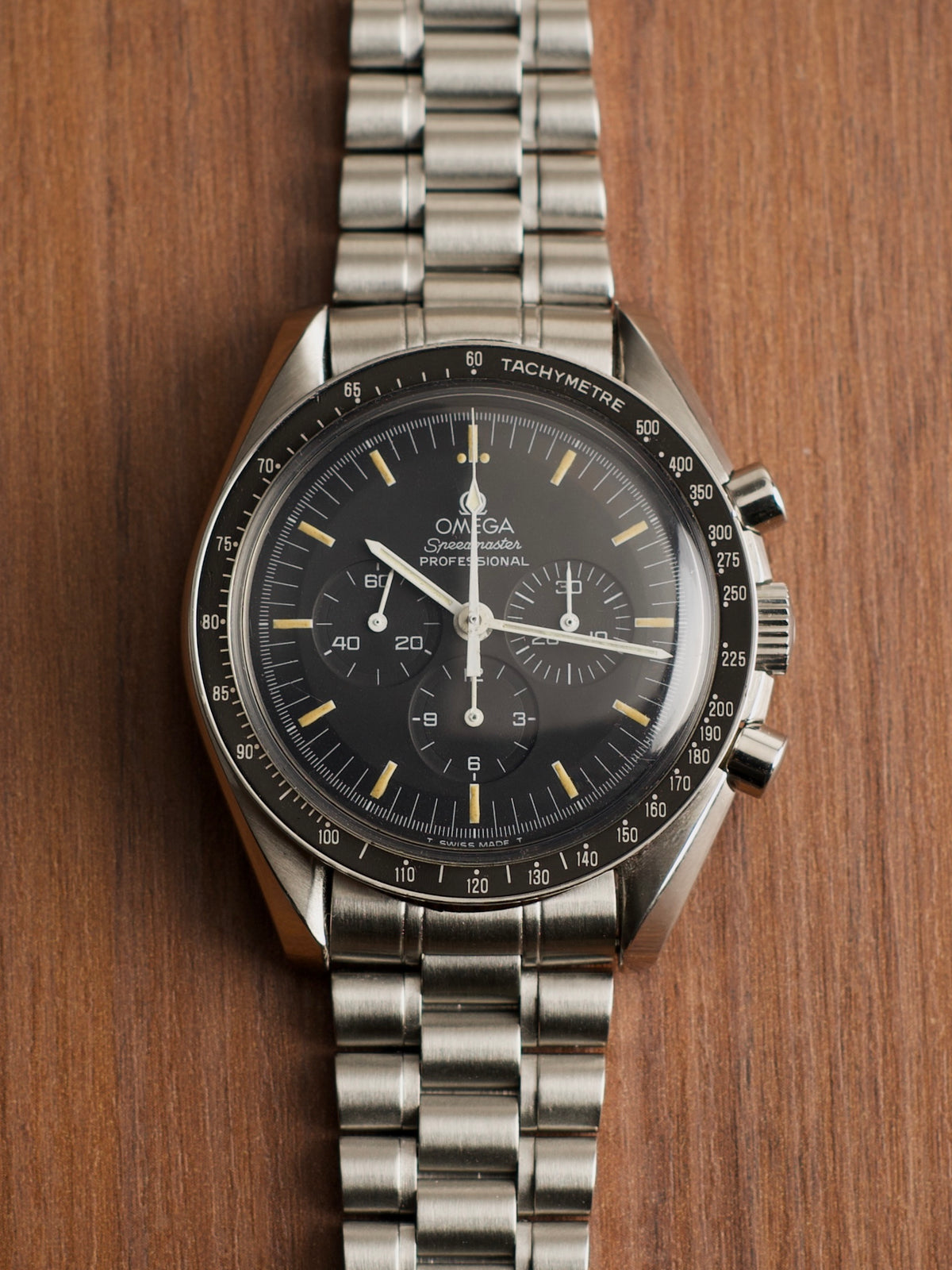Omega Speedmaster Professional 3590.50 sur son bracelet acier, vue de face