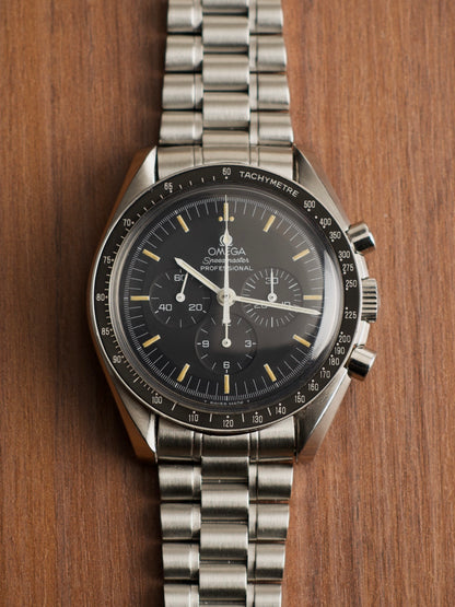 Omega Speedmaster Professional 3590.50 sur son bracelet acier, vue de face