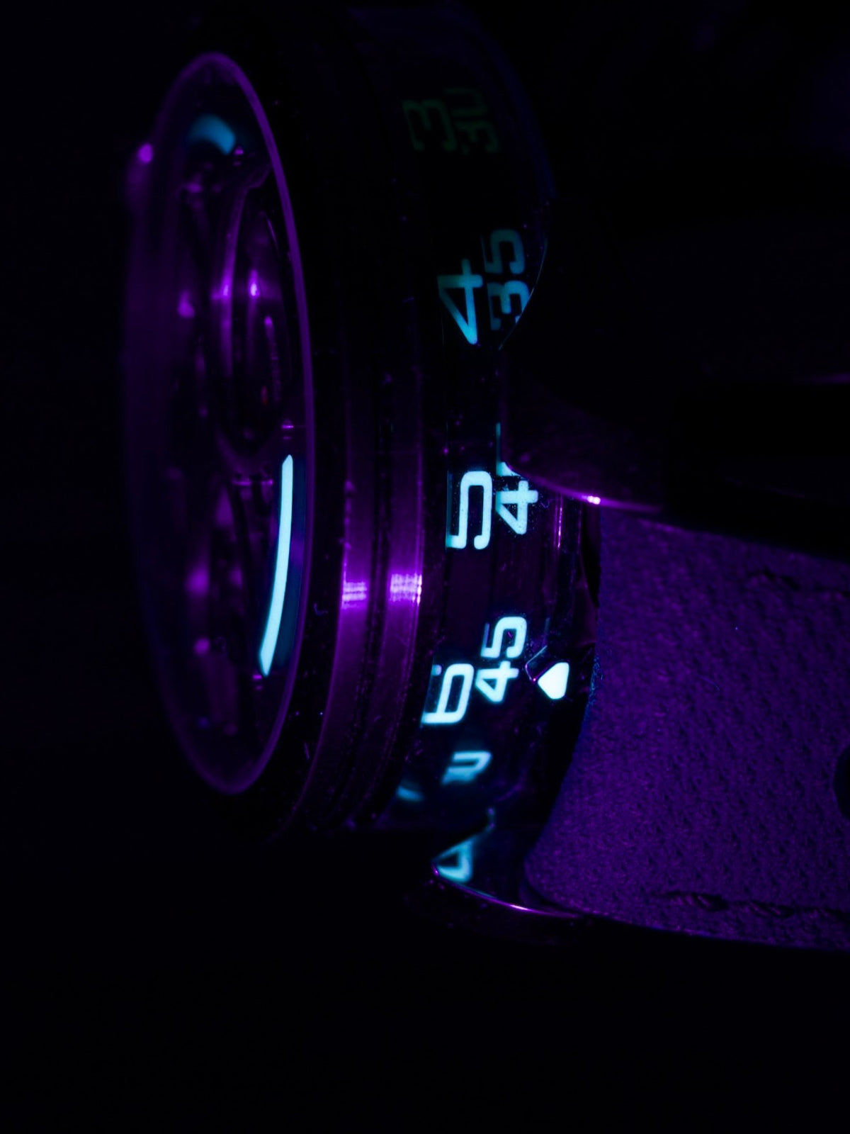 Affichage latéral des heures et des minutes de la MB&F MAD 1, chiffres luminescents