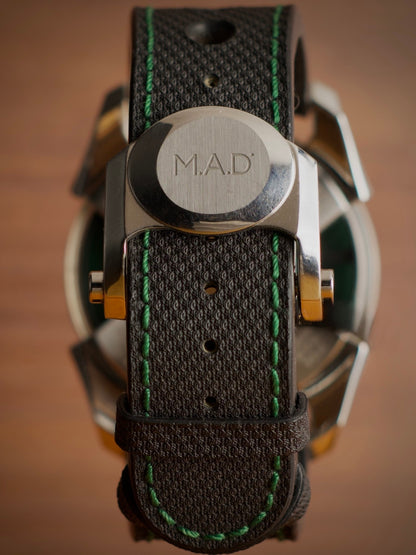 Boucle signée M.A.D. sur le bracelet noir à surpiqûres vertes de la MB&F MAD 1